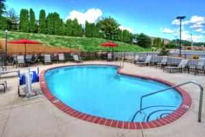 a large swimming pool with chairs and umbrellas at Hampton Inn Cookeville in Cookeville
