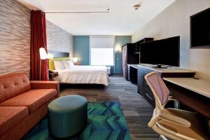 Habitación de hotel con cama y TV en Home2 Suites By Hilton Amherst Buffalo en Amherst