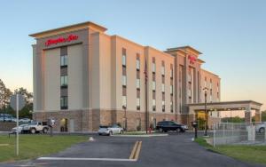 een weergave van een hotel met een parkeerplaats bij Hampton Inn Crestview South I-10, Fl in Crestview