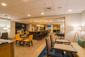 a restaurant with tables and chairs and a bar at Hampton Inn Crestview South I-10, Fl in Crestview
