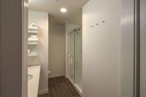 Hampton Inn Crestview South I-10, Fl的一间浴室