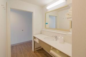 Hampton Inn Crestview South I-10, Fl的一间浴室