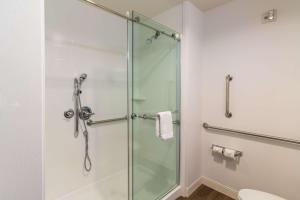 Hampton Inn Crestview South I-10, Fl的一间浴室