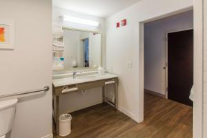 Hampton Inn Crestview South I-10, Fl的一间浴室