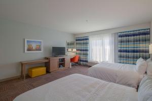 Hampton Inn Crestview South I-10, Fl的电视和/或娱乐中心