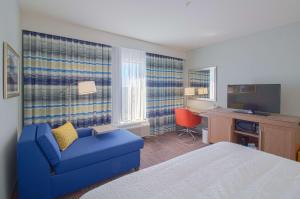 Hampton Inn Crestview South I-10, Fl的电视和/或娱乐中心