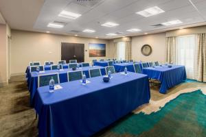 una sala de conferencias con mesas y sillas azules en Hampton Inn Crestview South I-10, Fl, en Crestview