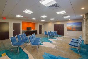 Hampton Inn Crestview South I-10, Fl的电视和/或娱乐中心