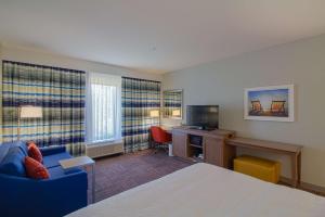 Hampton Inn Crestview South I-10, Fl的电视和/或娱乐中心