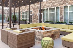 Hilton Garden Inn Broomfield Boulder的休息区