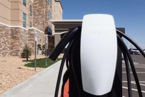 biały router siedzący na boku samochodu w obiekcie Hilton Garden Inn Broomfield Boulder w mieście Broomfield