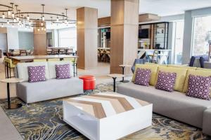 布鲁姆菲尔德Hilton Garden Inn Broomfield Boulder的有两张沙发和一张桌子的客厅
