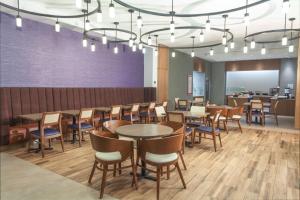 Hilton Garden Inn Broomfield Boulder餐厅或其他用餐的地方