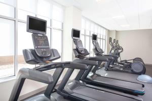 Hilton Garden Inn Broomfield Boulder的健身中心和/或健身设施
