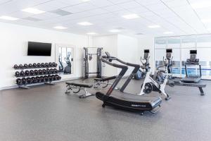 Hilton Garden Inn Broomfield Boulder的健身中心和/或健身设施