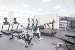Hilton Garden Inn Broomfield Boulder的健身中心和/或健身设施