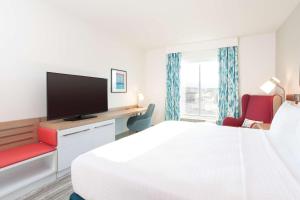 Hilton Garden Inn Broomfield Boulder的电视和/或娱乐中心