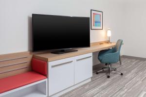 Hilton Garden Inn Broomfield Boulder的电视和/或娱乐中心