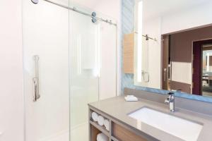Hilton Garden Inn Broomfield Boulder的一间浴室