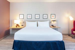 Hilton Garden Inn Broomfield Boulder客房内的一张或多张床位