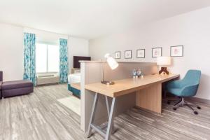 Hilton Garden Inn Broomfield Boulder的休息区