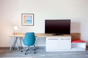 Hilton Garden Inn Broomfield Boulder的电视和/或娱乐中心