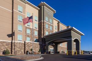 布鲁姆菲尔德Homewood Suites By Hilton Broomfield Boulder的酒店外景，挂着美国国旗