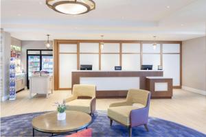 布鲁姆菲尔德Homewood Suites By Hilton Broomfield Boulder的有两把椅子和一张桌子的候诊室 更多37张照片