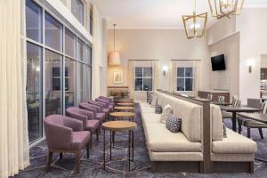 Homewood Suites By Hilton Broomfield Boulder的电视和/或娱乐中心