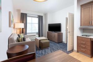 Homewood Suites By Hilton Broomfield Boulder的电视和/或娱乐中心