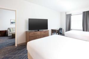 Homewood Suites By Hilton Broomfield Boulder的电视和/或娱乐中心