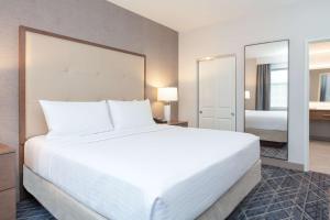 Homewood Suites By Hilton Broomfield Boulder客房内的一张或多张床位
