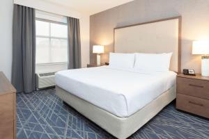 Homewood Suites By Hilton Broomfield Boulder客房内的一张或多张床位