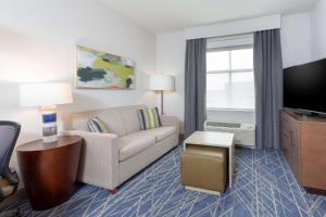 Homewood Suites By Hilton Broomfield Boulder的电视和/或娱乐中心