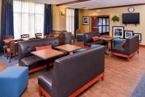 TV a/nebo společenská místnost v ubytování Hampton Inn Evanston