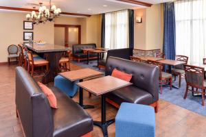Posezení v ubytování Hampton Inn Evanston