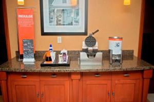 Příslušenství pro přípravu čaje a kávy v ubytování Hampton Inn Evanston