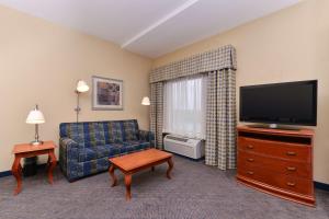 TV a/nebo společenská místnost v ubytování Hampton Inn Evanston