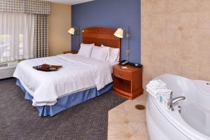 Postel nebo postele na pokoji v ubytování Hampton Inn Evanston