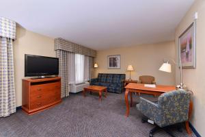 TV a/nebo společenská místnost v ubytování Hampton Inn Evanston