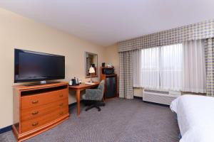 TV a/nebo společenská místnost v ubytování Hampton Inn Evanston