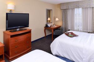 TV a/nebo společenská místnost v ubytování Hampton Inn Evanston