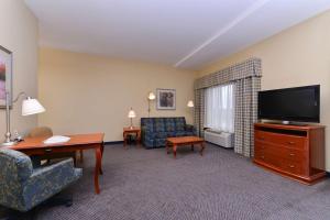 TV a/nebo společenská místnost v ubytování Hampton Inn Evanston