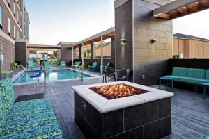 Piscina di Home2 Suites By Hilton Fort Worth Fossil Creek o nelle vicinanze