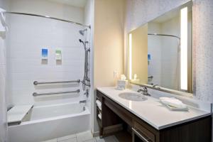 un bagno con vasca, lavandino e vasca da bagno di Home2 Suites By Hilton Fort Worth Fossil Creek a Fort Worth