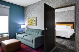 Letto o letti in una camera di Home2 Suites By Hilton Fort Worth Fossil Creek