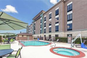 uma imagem de uma piscina num hotel em Hampton Inn & Suites Houston/League City em League City