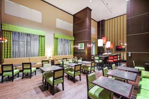 uma sala de jantar com mesas e cadeiras verdes em Hampton Inn & Suites Houston/League City em League City