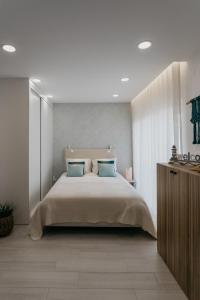 塞辛布拉的住宿－Casa Lumar - Sesimbra，一间卧室配有一张带蓝色枕头的大床