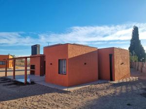 een huis in aanbouw in de woestijn bij Complejo familia Yedynak in San Rafael